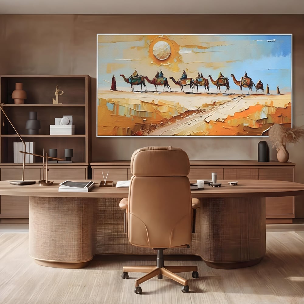 Tablou canvas cu pictura cu caravana de camile in desert, in rama de aluminiu argintiu, pe perete intr-un birou